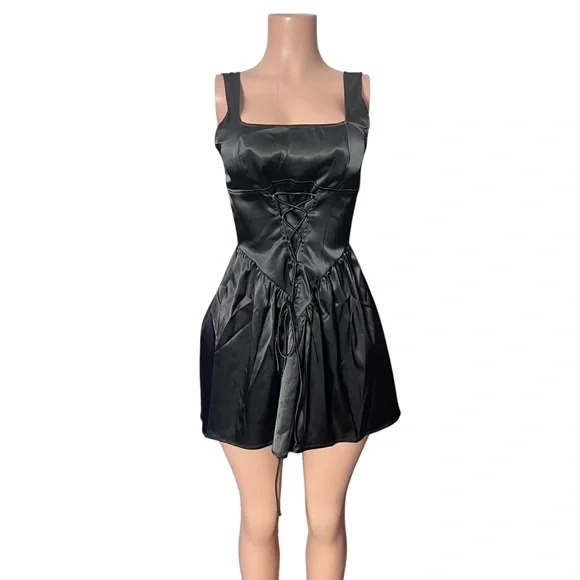 Elegant Black Satin Dress - Picture 1 of 4